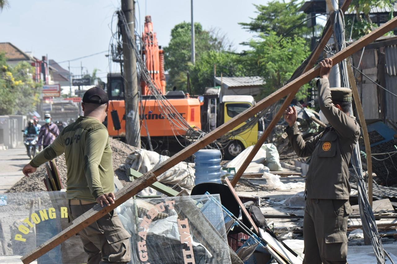 SATPOL PP SURABAYA TERTIBKAN 11 BANGUNAN LIAR DI SEMPADAN SALURAN KEBONAGUNG