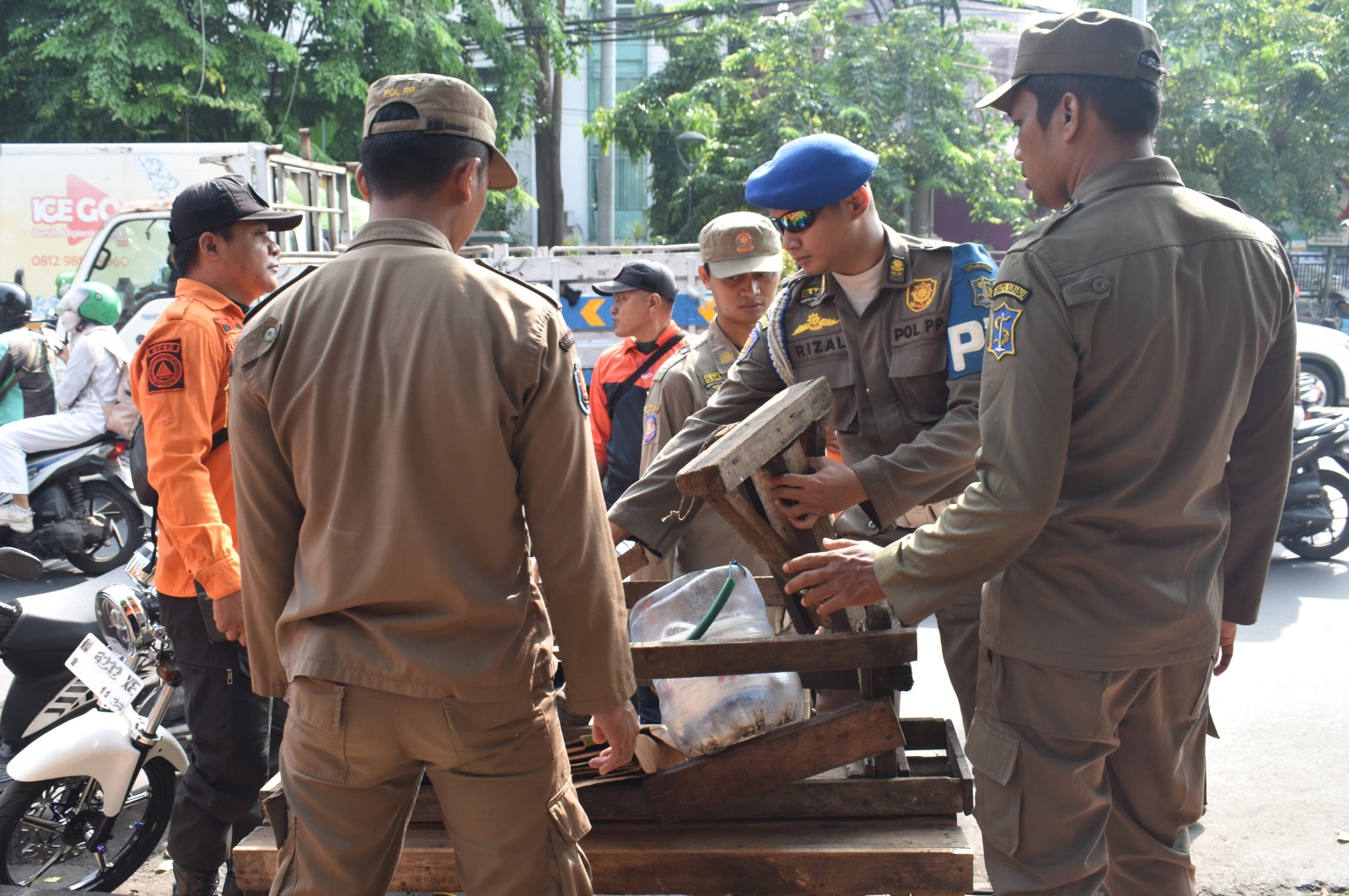 OPERASI GABUNGAN, LAKUKAN SOSIALISASI DAN PENERTIBAN PADA PKL DAN PARKIR LIAR DI JALAN DHARMAWANGSA DAN JALAN SEMARANG