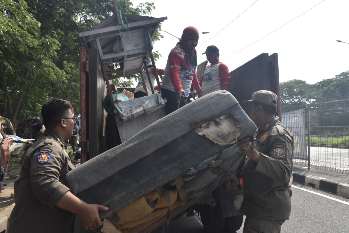 BAKAL DIRELOKASI, SATPOL PP KOTA SURABAYA TERTIBKAN 129 PKL DI BAWAH KAKI JEMBATAN SURAMADU