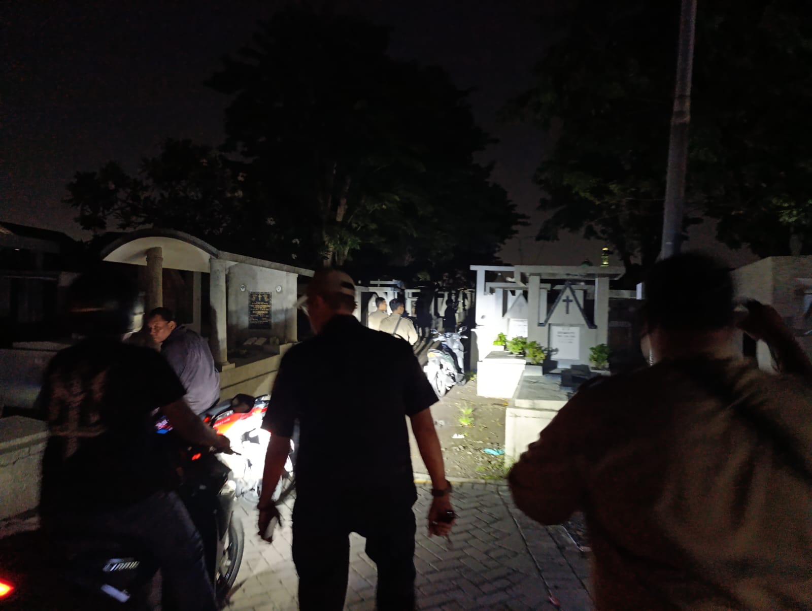 GELAR OPERASI ASUHAN REMBULAN, SATPOL PP KOTA SURABAYA TEMUKAN ALAT KONTRASEPSI DI MAKAM KEMBANG KUNING