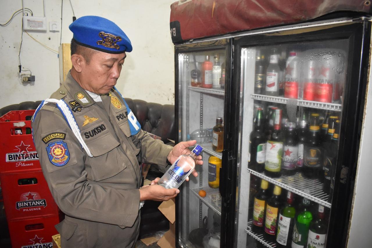 ANTISIPASI PEREDARAN MINHOL, SATPOL PP KOTA SURABAYA RUTIN GELAR PENGAWASAN
