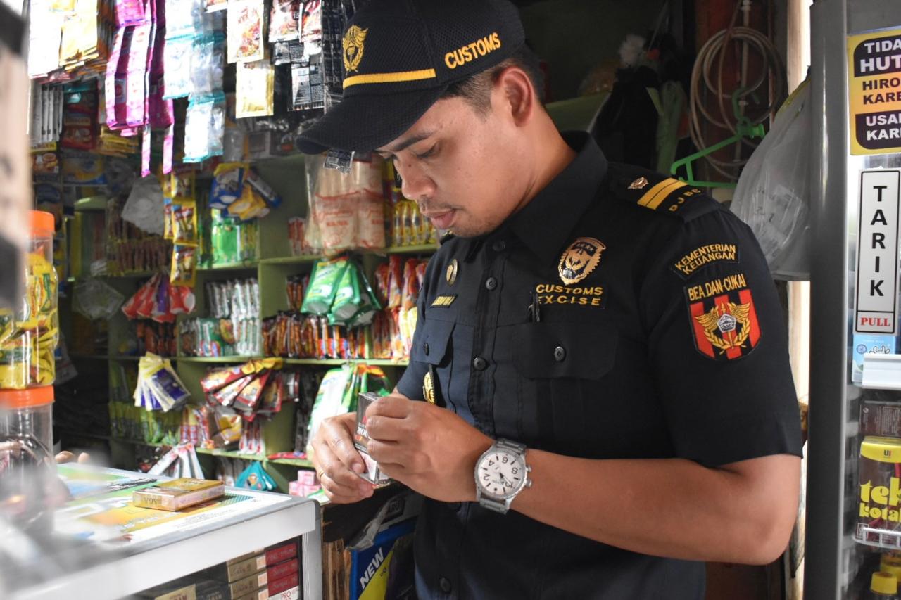 OPTIMALISASI PEMANFAATAN DBHCHT MELALUI OPERASI PEMBERANTASAN ROKOK ILEGAL, PETUGAS TEMUKAN 500 BATANG ROKOK ILEGAL PADA TOKO KELONTONG