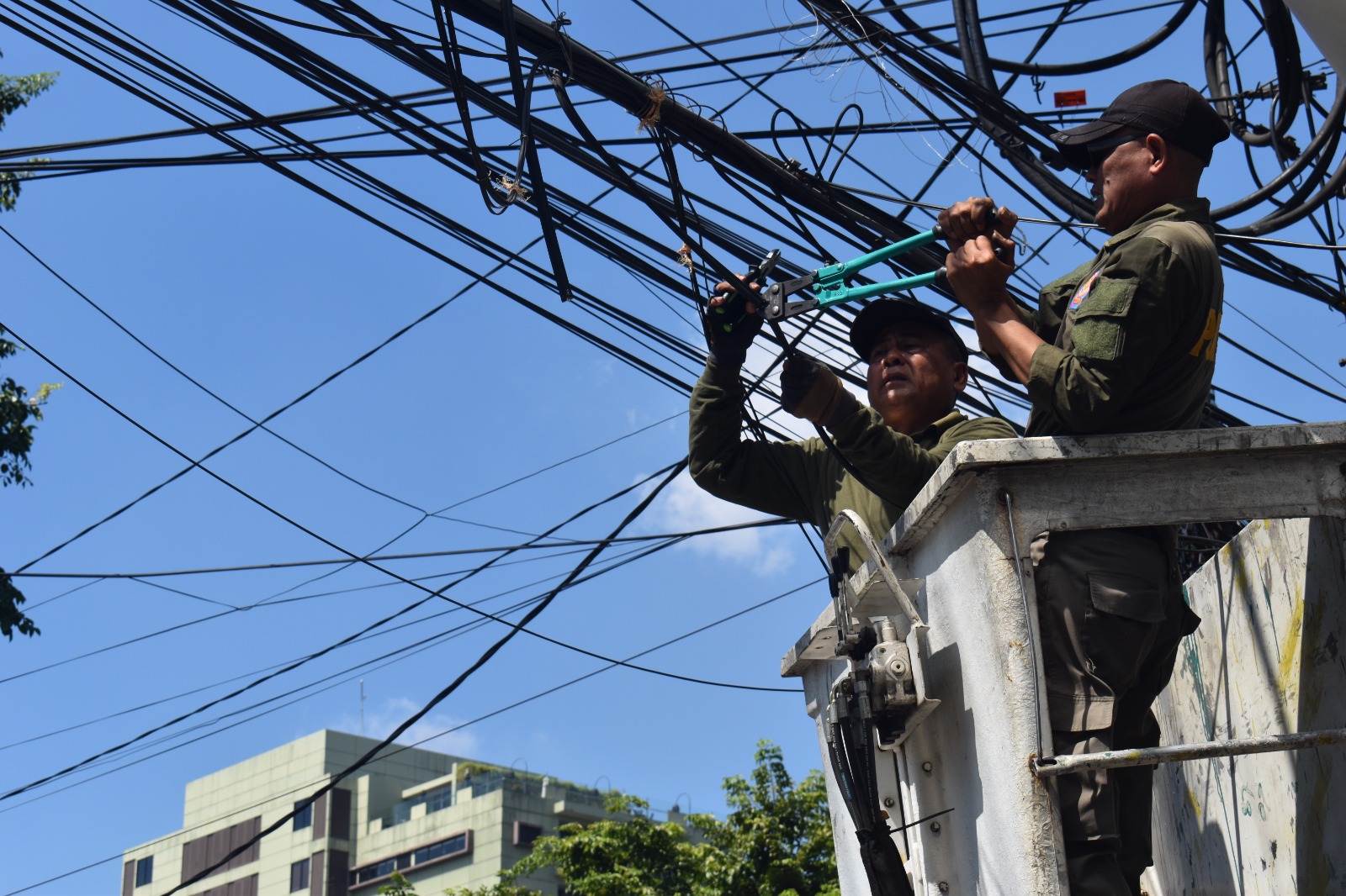 BERSAMA DSDABM, SATPOL PP KOTA SURABAYA TERTIBKAN KABEL UTILITAS DI LIMA LOKASI