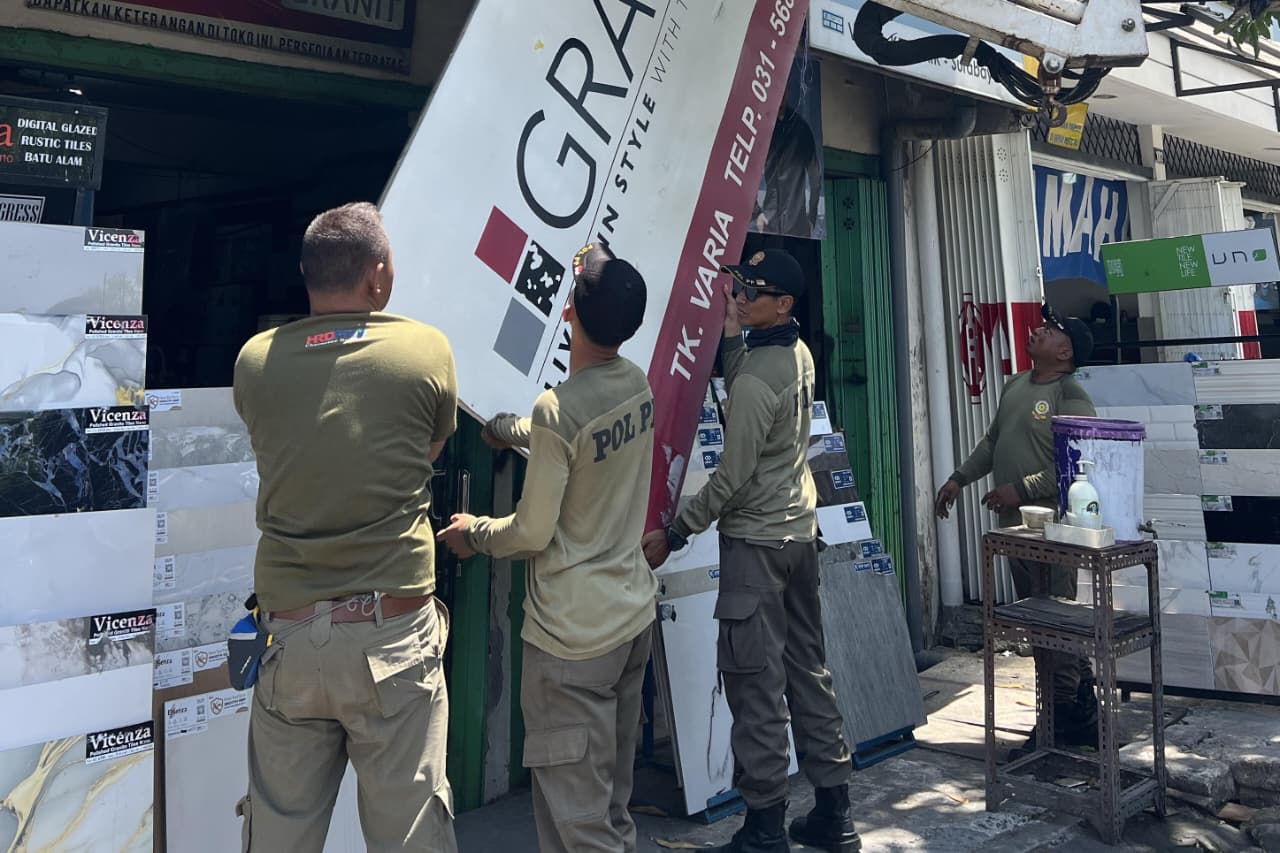 SATPOL PP KOTA SURABAYA TERTIBKAN 155 REKLAME TAK BERIZIN, SASAR REKLAME DI RUANG PUBLIK HINGGA PUSAT PERBELANJAAN