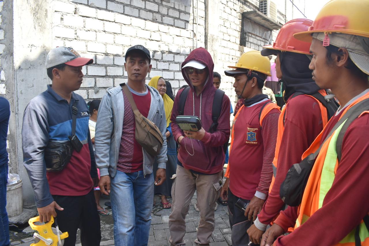 NORMALISASI RUANG SUNGAI KALIANAK MEMASUKI TAHAP III, PENANDAAN 70 BANGUNAN BERLANJUT DI KECAMATAN ASEMROWO