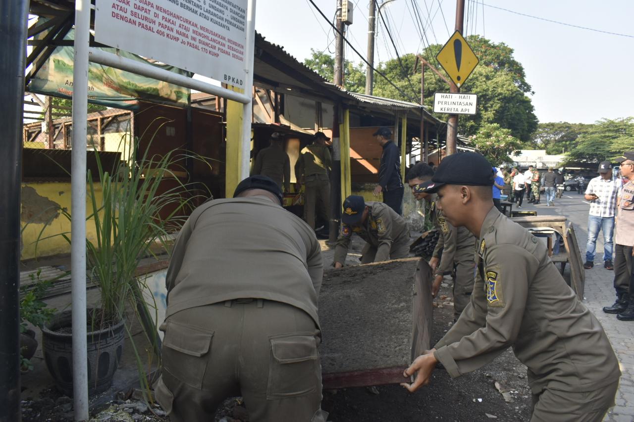 LAKUKAN PENGAMANAN ASET MILIK PEMKOT SURABAYA, SATPOL PP KOTA SURABAYA LAKUKAN PENATAAN PADA 22 BANGUNAN DI JALAN KETINTANG PERMAI SURABAYA