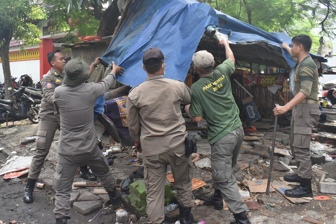 BERJUALAN DIATAS SALURAN AIR, SATPOL PP KOTA SURABAYA TERTIBKAN 30 PKL DI KAWASAN KLENTENG MBAH RATU