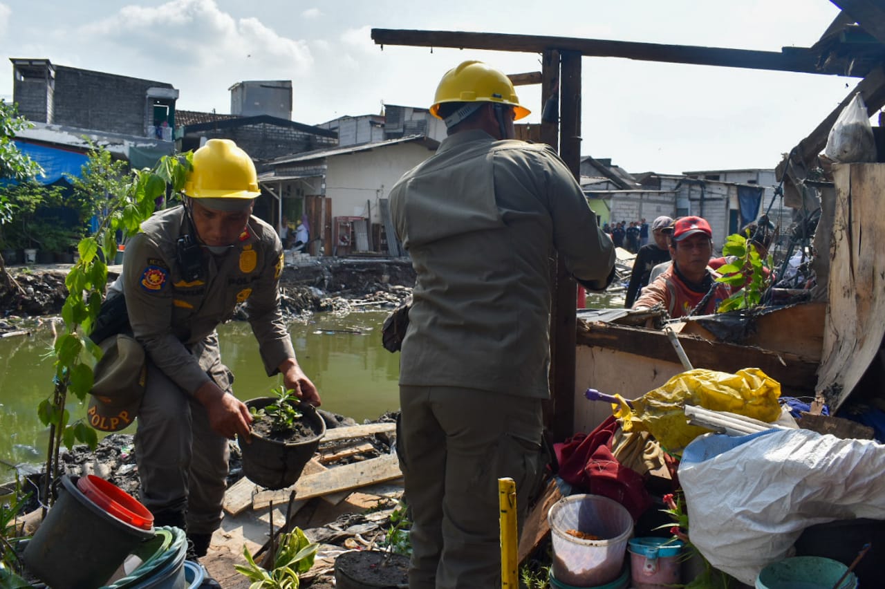 PEMKOT SURABAYA TARGETKAN 125 BANGLI DI SUNGAI KALIANAK TUNTAS DIBONGKAR PADA BULAN MEI