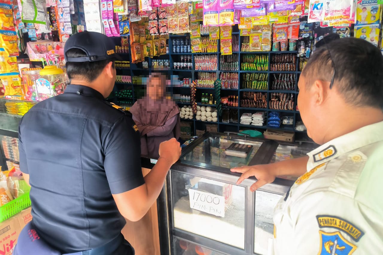 GEMPUR ROKOK ILEGAL, SATPOL PP KOTA SURABAYA BERSAMA BEA CUKAI SIDOARJO AMANKAN 163 RIBU BATANG ROKOK ILEGAL