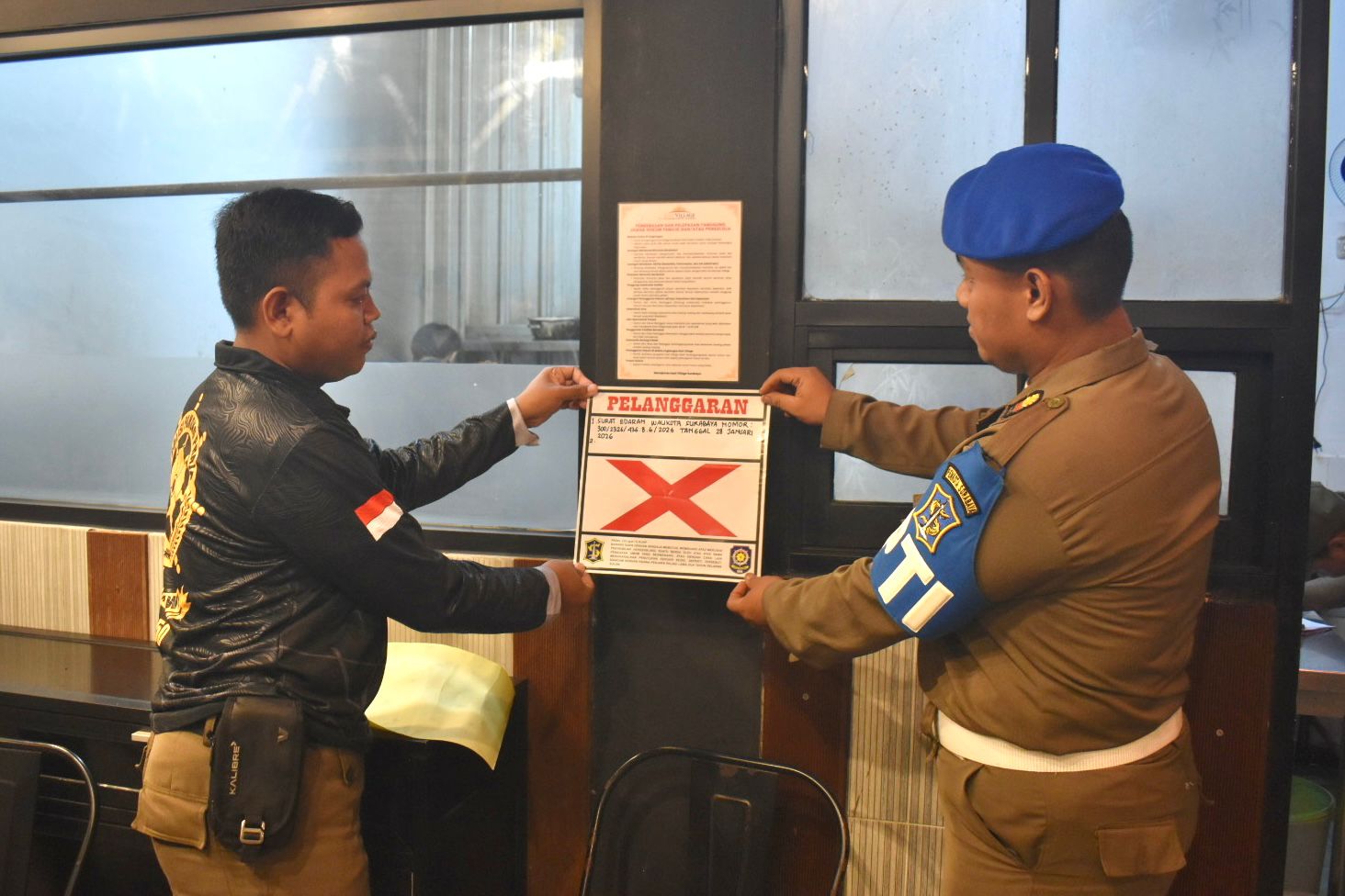 HARI KEDUA PENGAWASAN RAMADHAN, SATPOL PP KOTA SURABAYA TEMUKAN DUA RESTO SEDIAKAN MINUMAN BERALKOHOL