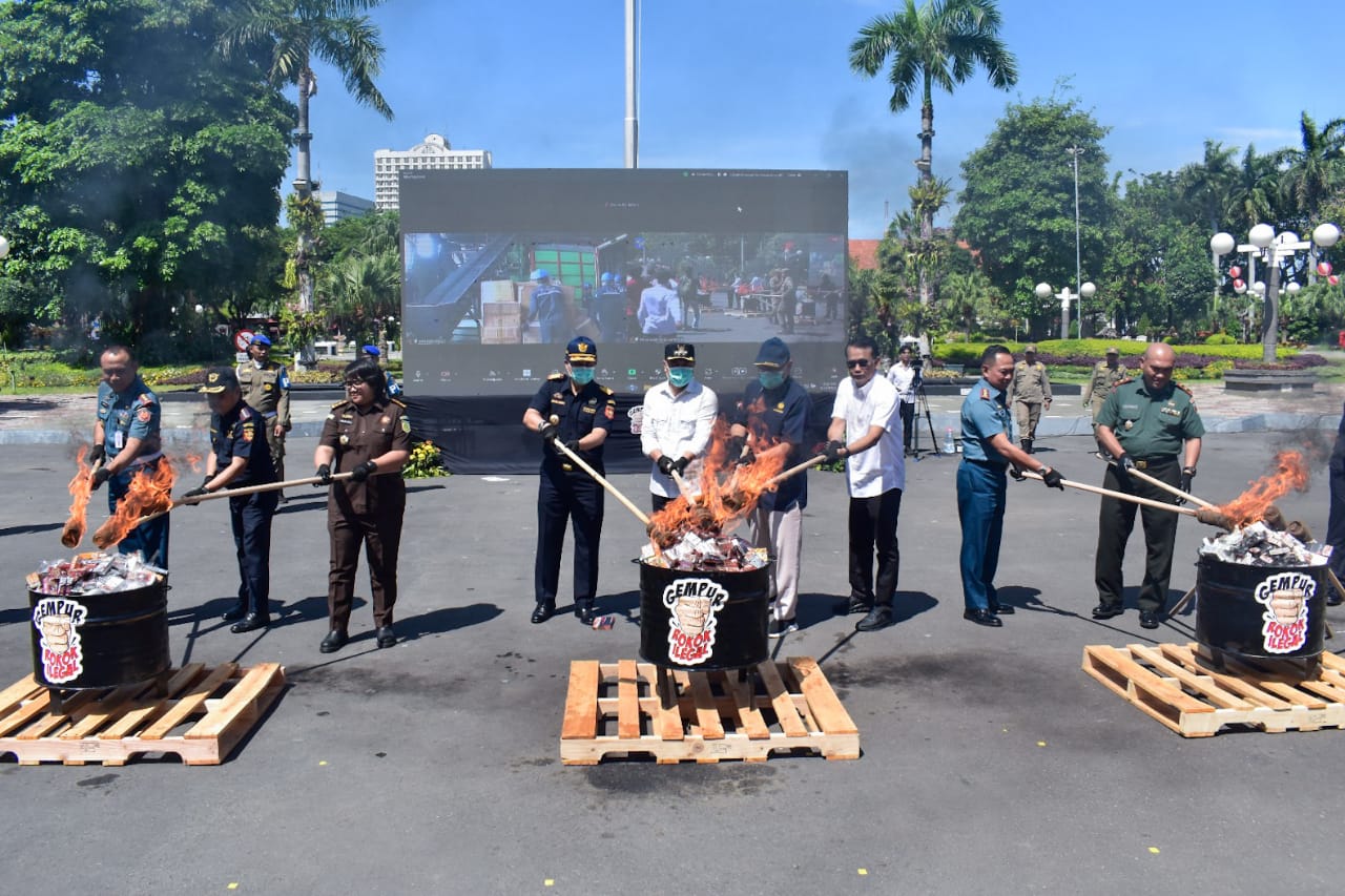LAWAN PEREDARAN ROKOK ILEGAL, PEMKOT SURABAYA BERSAMA BEA CUKAI SIDOARJO MUSNAHKAN 11,1 JUTA BATANG ROKOK ILEGAL SENILAI RP 16,6 MILIAR