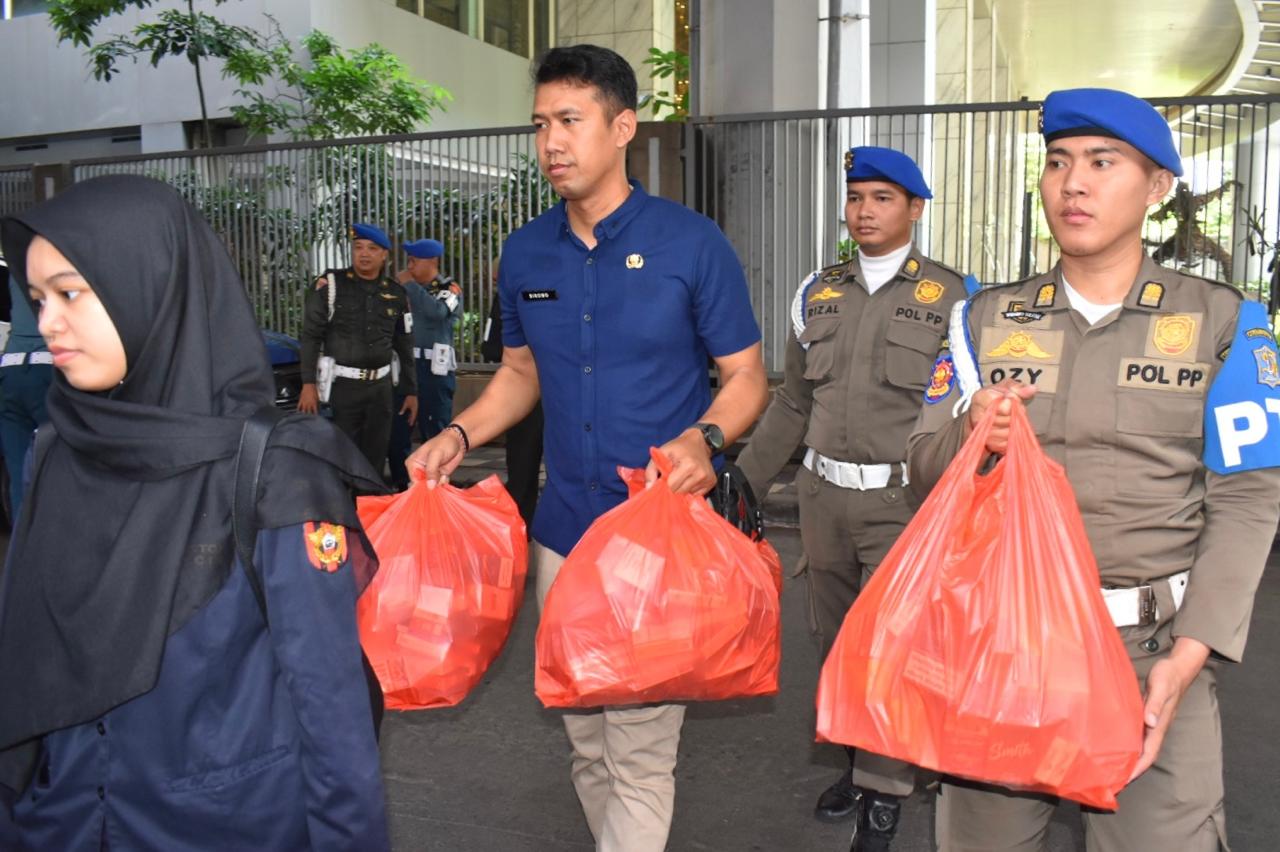 OPERASI GABUNGAN, SATPOL PP KOTA SURABAYA BERSAMA BEA CUKAI SIDOARJO TEMUKAN 981 BUNGKUS ROKOK ILEGAL