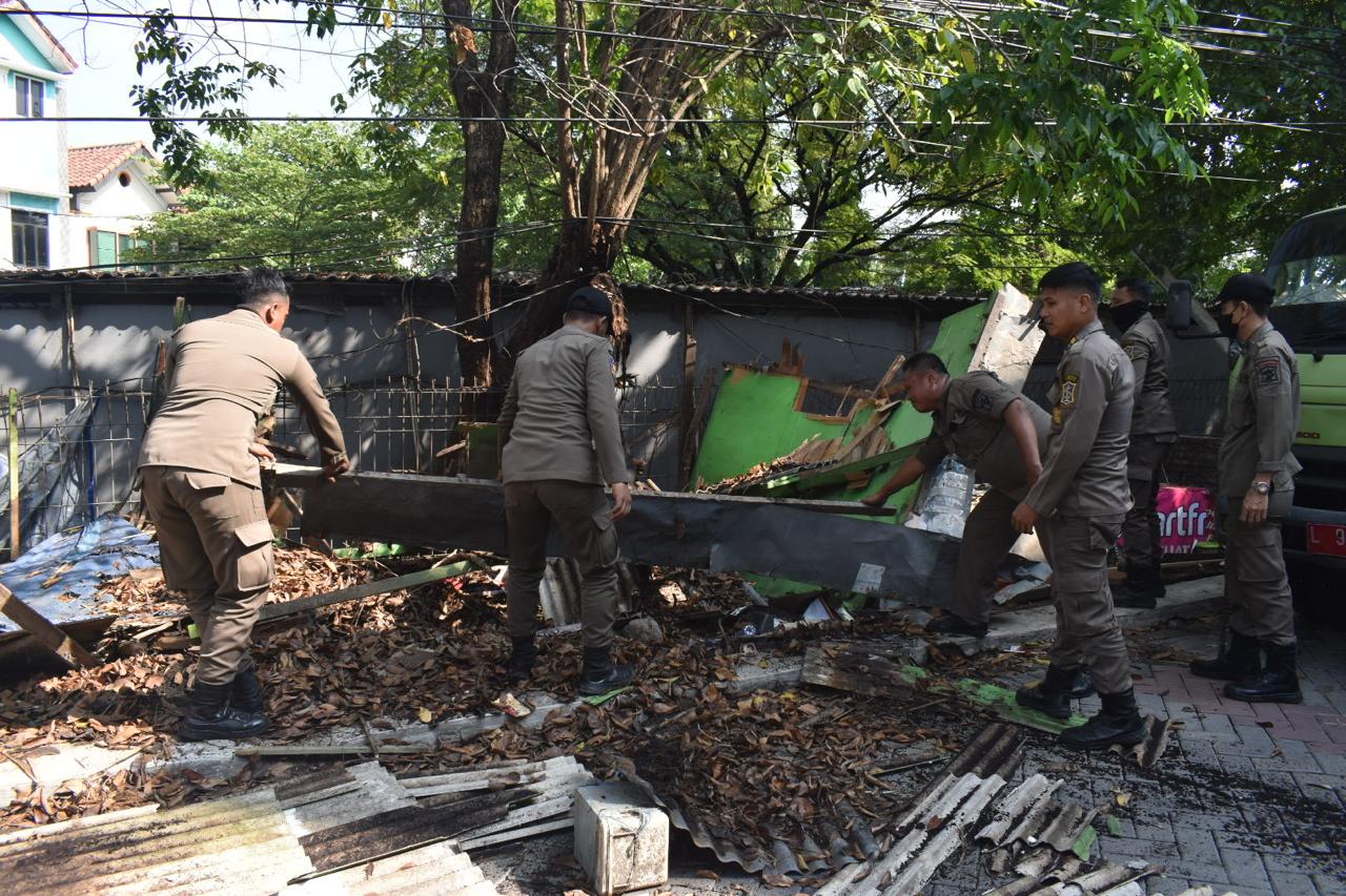 SATPOL PP KOTA SURABAYA LAKUKAN NORMALISASI SALURAN AIR, LAKUKAN PEMBERSIHAN BANGLI DISEPANJANG JALAN WIYUNG PRATAMA DAN JALAN KARANGAN PDAM