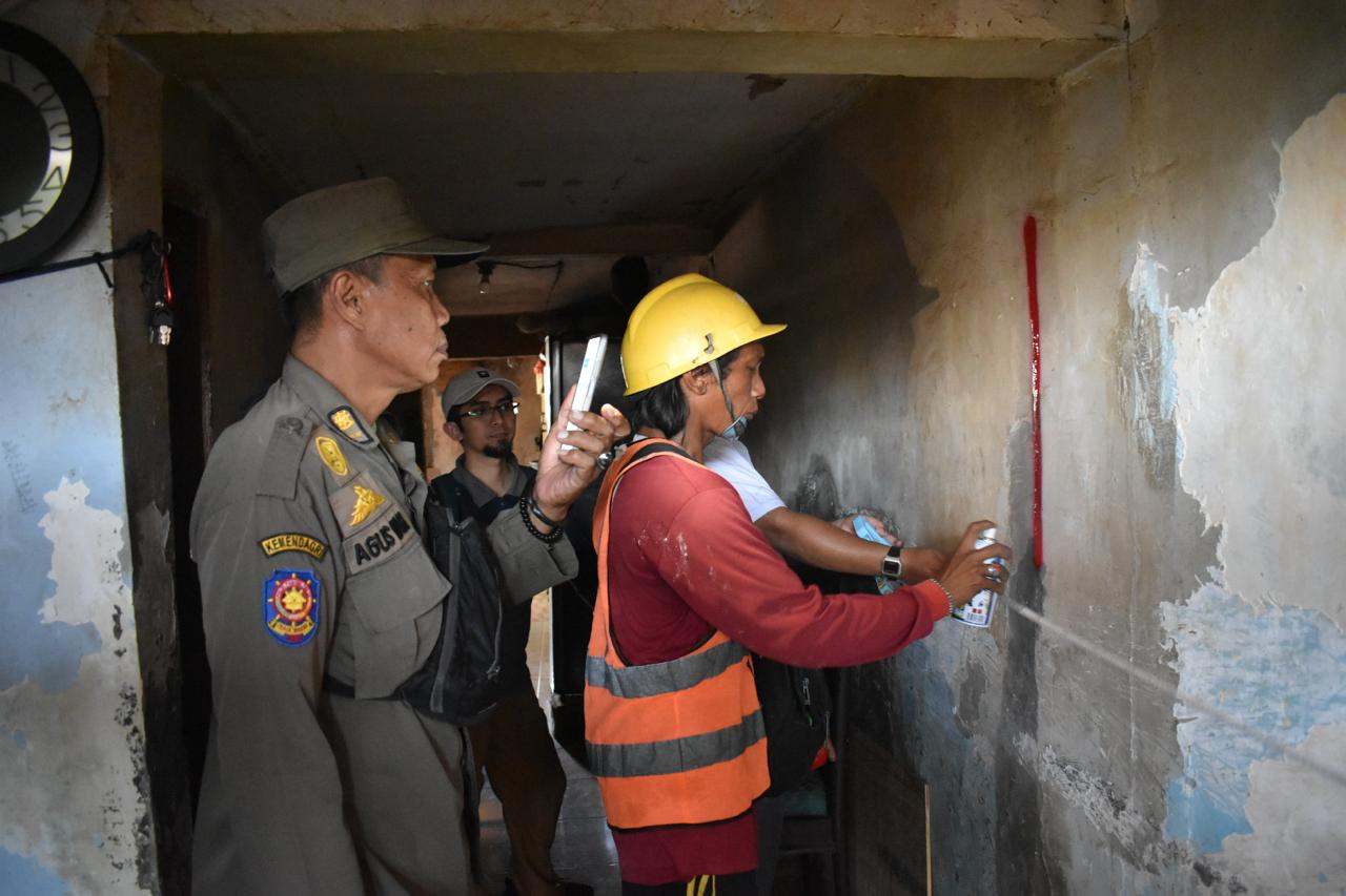 PENANDAAN BANGUNAN HAMPIR RAMPUNG, PEMKOT SURABAYA BAKAL LAYANGKAN SURAT PERINGATAN PERTAMA PADA PEMILIK BANGUNAN 