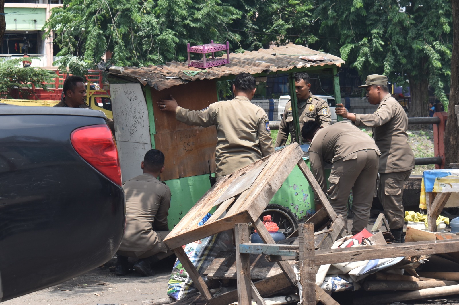 SATPOL PP KOTA SURABAYA GELAR SOSIALISASI DAN PENERTIBAN DI JALAN JOHAR DAN JALAN SULUNG, KEMBALIKAN FUNGSI JALAN DAN SALURAN