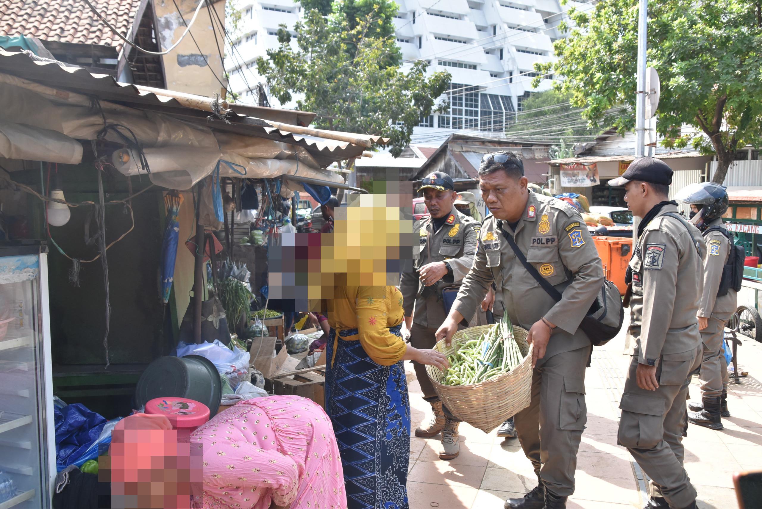 MANFAATKAN TROTOAR UNTUK BERJUALAN, SATPOL PP KOTA SURABAYA MASIF LAKUKAN PENGHALAUAN PEDAGANG PASAR KEPUTRAN YANG MELANGGAR ATURAN