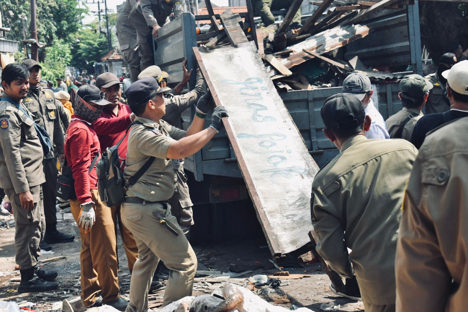 PICU KEMACETAN, PASAR TUMPAH DI SIMO KATRUNGAN SURABAYA DITERTIBKAN SATPOL PP