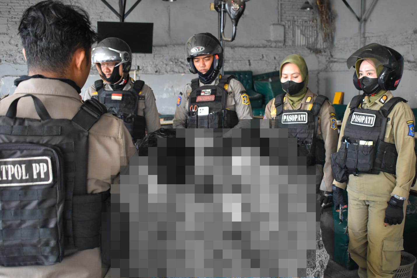 SATPOL PP KOTA SURABAYA AMANKAN 5 PELAJAR KEDAPATAN NONGKRONG DI WARUNG KOPI