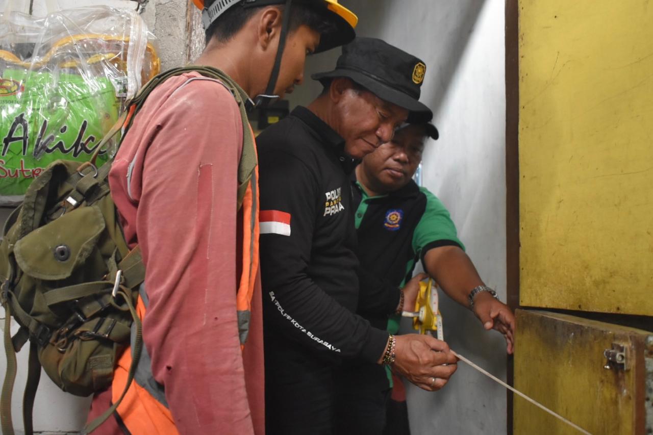 HARI KEDUA, 29 BANGUNAN DI KELURAHAN MOROKREMBANGAN TELAH DILAKUKAN PENANDAAN