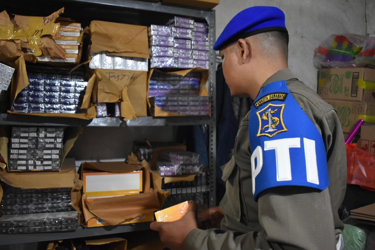 SATPOL PP KOTA SURABAYA BERSAMA BEA CUKAI SIDOARJO BERHASIL AMANKAN LEBIH DARI 500.000 BATANG ROKOK TANPA CUKAI