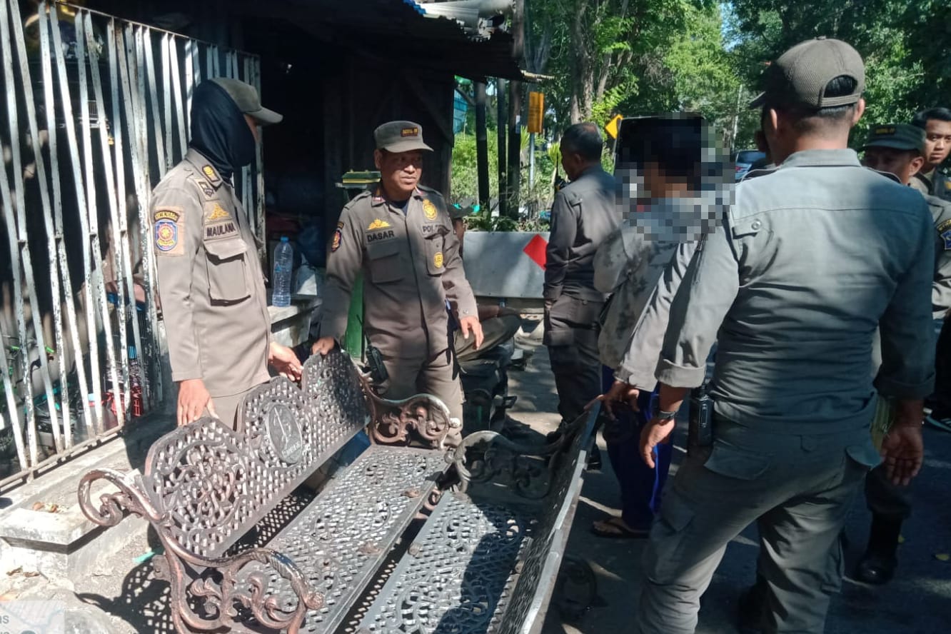 SATPOL PP SURABAYA AMANKAN KURSI BERLOGO PEMKOT YANG DITEMUKAN DI LAPAK PENJUAL BARANG BEKAS