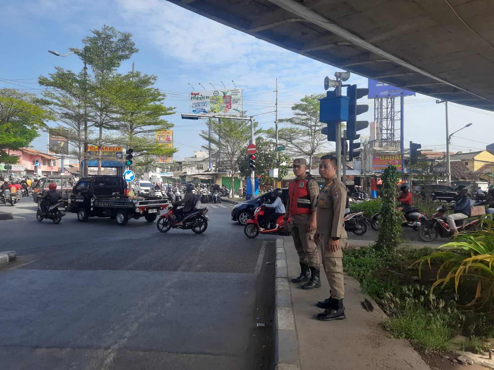 ANTISIPASI BENANG LAYANGAN CELAKAI PENGENDARA, SATPOL PP KOTA SURABAYA BAKAL SISIR JALAN UTAMA